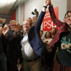 Miquel Iceta, junto a Nuria Parlón, tras ser reelegido primer secretario del PSC. MARTA PÉREZ