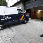 El furgón que traslada a los cinco sevillanos acusados de una supuesta violación de una joven de 18 años.