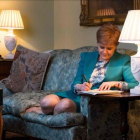 Nicola Sturgeon firma la carta a Theresa May solicitando el referéndum.