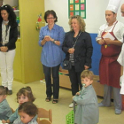 El personal de la escuela infantil junto con varios concejales y el alcalde de San Andrés.