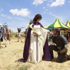 El novio, Sir José Antonio Riesco, toma la mano de la novia, Lady Catalina Rodríguez.