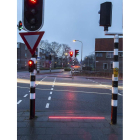 Los semáforos conectan con luces LED que se instalan en las aceras de los cruces. EFE