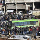Vecinos de Alepo esperan a ser evacuados en un autobús del este de la ciudad, ayer.