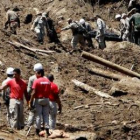 Efectivos del servicio de rescate trasladan el cuerpo de un fallecido en Ilha Grande.