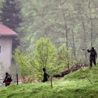 Agentes de la Guardia Civil registran el caserío de Legorreta, el pasado martes.