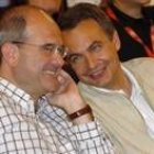 Manuel Chaves escucha a José Luis Rodríguez Zapatero en un momento del congreso
