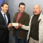 Riesco, Morán y el concejal de Deportes, Emilio Villanueva, ayer con el cheque de la Fele.