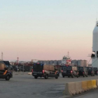 Furgones de la Policía Nacional entran en uno de los barcos atracados en el Port de Barcelona.