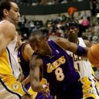 El jugador de los Lakers, Kobe Bryant intenta pasar ante la presión de Stephen Jackson de los Pacers