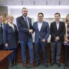 Víctor Martínez y Miguel Sánchez, en el centro, tras su reunión de ayer. MARCIAL GUILLÉN