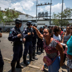 Un grupo de familiares de presos protesta ante los policías cerca del centro de reclusión. M. GUTIÉRREZ
