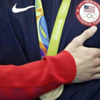 Michael Phelps se lleva la mano al pecho mientras suena el himno de EEUU, tras el triunfo en el relevo 4x100. La última de sus 28 medallas olímpicas.