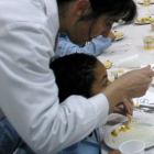 Una cuidadora en un comedor escolar