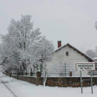 La comarca de Babia, en la imagen el pueblo de Huergas, amanecía ayer cubierta por una limpísima capa de nieve.
