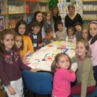 Varios niños en el taller de Medio Ambiente de la biblioteca