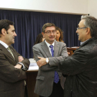 Arranz (centro) conversa con asistentes.