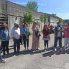 Trabajadores concentrados ayer a la puerta del centro sociosanitario de Laciana. ARAUJO