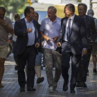 Joan Laporta llega a la sede electoral acompañado de Johan Cruyff.