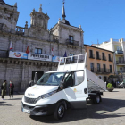 El nuevo camión basculante de la brigada municipal de obras, ayer en la presentación. ANA F. BARREDO