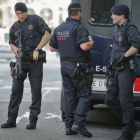 Los Mossos dEsquadra patrullando Las Ramblas a primera hora de la mañana.