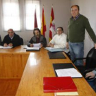 Marciano Pérez (de pie), durante la toma de posesión como nuevo concejal de Chozas.
