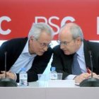 Isidre Molas y José Montilla conversan, ayer, durante la reunión de la ejecutiva.