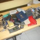 Una gran diversidad de objetos perdidos son almacenados en la comisaría local de Ponferrada