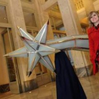 María Lafuente, junto a la estrella de Navidad diseñada para Madrid.