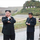 El líder norcoreano Kim Jong-un visitando una central hidroeléctrica en una fotografía publicada el 14 de setiembre por Rodong Sinmun, el rotativo oficial Partido Comunista de Corea del Norte.