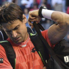 David Ferrer abandona la pista tras caer derrotado ante el japonés Kei Nishikori en la cuarta ronda del Abierto de Australia, en Melbourne.