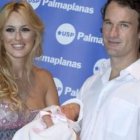 Carolina Cerezuela y Carlos Moyá, junto a su primera hija a la salida de la clínica.