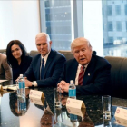 De izquierda a derecha, Jeff Bezos (Amazon), Larry Page (Alphabet), Sheryl Sandberg (Facebook), el vicepresidente electo Mike Pence, Donald Trump y Peter Thiel (PayPal), en una reunión del futuro presidente con el sector tecnológico de EEUU.