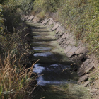 Los daños en el canal son una constante a lo largo de sus 17 kilómetros y provocan la pérdida de más del 50% del agua. JESÚS