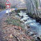 El río Tejeira, a su paso junto a la carretera que arregló la Diputación tras una riada. DL