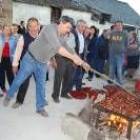 Los magostos como el de la imagen superior, de ayer tarde en Fabero, de el Rebollín, se suceden hoy