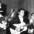 Elvis Presley, en una actuación en el verano de 1957, con  Scotty Moore (guitarra) y Bill Black (contrabajo).