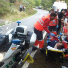 Uno de los heridos recibe atención médica en la carretera