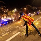 Un manifestante se enfrenta a los Mossos de Escuadra junto a la Delegación del Gobierno en Barcelona. ENRIC FONTCUBERTA