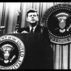 Demócrata. Su asesinato en Dallas conmocionó al mundo. Prototipo del presidente carismático, sus dos años en la Casa Blanca se recuerdan como una época de ilusión.
