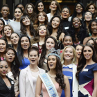 La actual  Miss Mundo, Megan Young, posa con las candidatas al título 2014 durante una sesión de fotos en Londres.