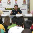 El técnico Paco Hervás durante la conferencia que ofreció ayer