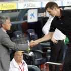 Mourinho y Vilanova se saludan antes del partido en el Camp Nou.