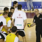 Jordi Ribera dirige un entrenamiento de sus jugadores en el Palacio de Deportes