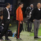 Claudio Barragán, a la derecha, da órdenes a sus jugadores mientras su colega Sergi Barjuán sigue el juego de los suyos.