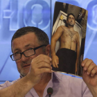 Abdulbaki Todashev, padre de Ibragim Todashev, muestra una foto de su hijo.