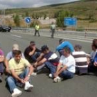 Parte del piquete que cortó la autopista a Asturias, a la altura del peaje de La Magdalena