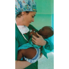 Ana María Álvarez, con una niña de Tanzania. DL