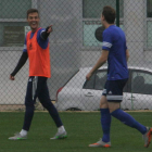 Adán bromea con un compañero en el entrenamiento celebrado ayer en el Anexo