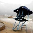 El viento dobla una caseta de vigilancia en Acapulco