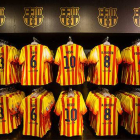 Camisetas del Barça con la 'senyera', en la tienda del club.